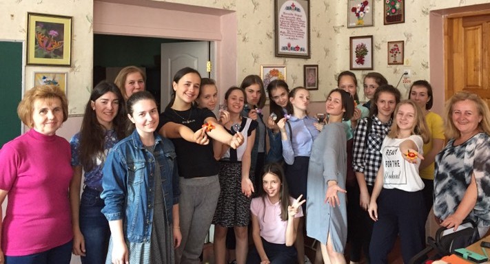 Учні 8 класу Тернопільської ЗОШ №6 ім.Н.Яремчука і доцент кафедри Пацалюк І.